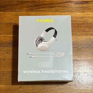 Heyday Wireless Headphones with Black and White Cushions